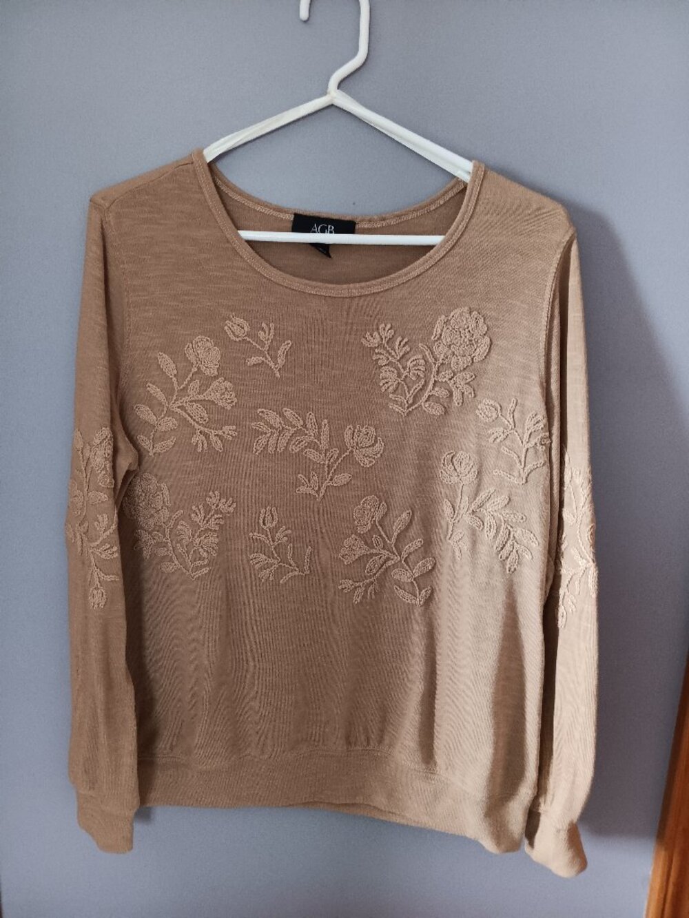 NWOT AGB Embroidered Top, size M